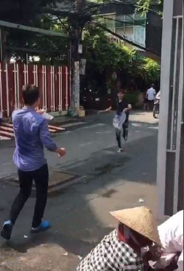 Nam thanh niên chạy lại lấy nước chấm khi được gia chủ gọi. 