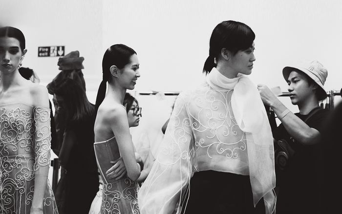 Góc tự hào: Trần Hùng chính thức trở thành thành viên nhà Thiết kế của Hiệp hội Thời trang Anh Quốc Ảnh 2