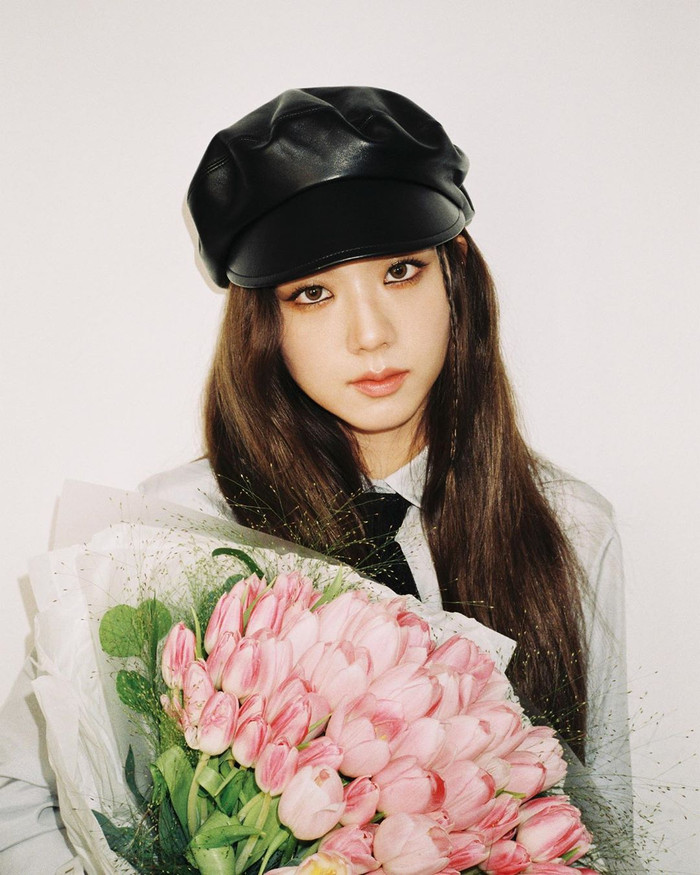 Kiểu mũ baker của nhà mốt Dior trở nên thu hút hơn bao giờ hết khi được gà nhà YG lựa chọn để mix với trang phục