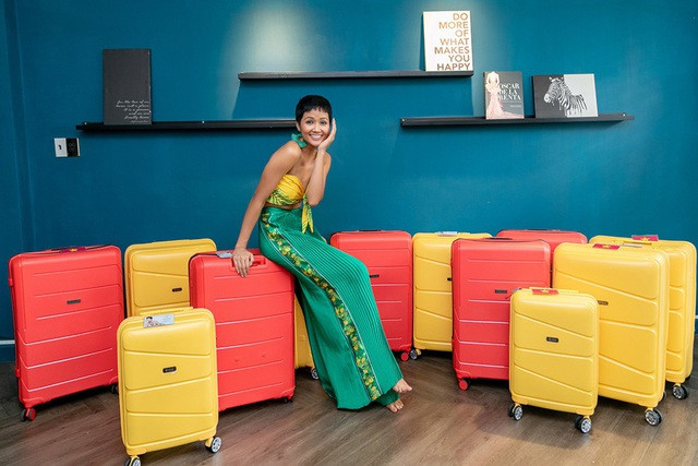 Trong 12 vali đó, gồm có 90 bộ trang phục, cùng với những vật dụng sinh hoạt, phụ kiện, quà tặng kèm theo, H’hen Niê và ê-kíp đã “vật lộn” để sắp xếp mọi thứ.