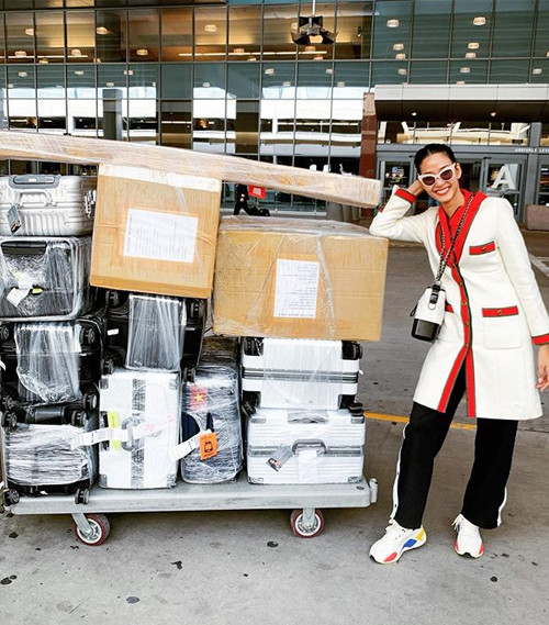 Nói về sự cố lần này, Hoàng Thùy cho biết thêm, dù bản thân đã từng có cơ hội đi ra nước ngoài tham gia trình diễn tại các show thời trang quốc tế lớn nhưng đây là lần đầu cô nàng “một thân một mình” mang theo số lượng hành lý lớn.