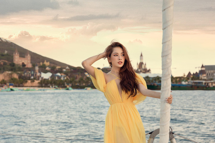 Thả dáng với chiếc váy voan bềnh bồng, Chi Pu khoe khéo làn da trắng sứ, dáng vóc nuột nà. 