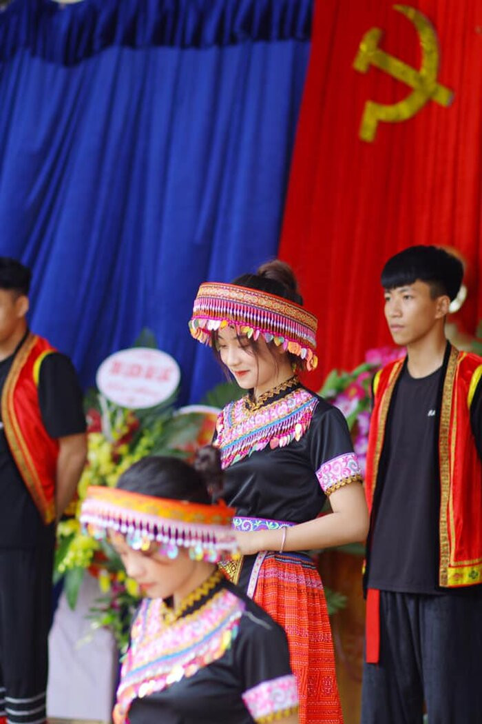 Vì là dịp lễ quan trọng nên Trường THPT Lương Phú đã đầu tư thuê một nhiếp ảnh chuyên nghiệp để lưu lại những khoảnh khắc ý nghĩa và Bùi Lan chính là nữ sinh xinh đẹp lọt vào ống kính của nhiếp ảnh này.