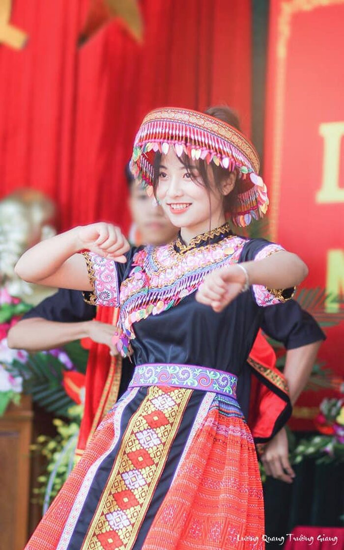 Bùi Lan xinh đẹp hơn trong trang phục dân tộc .