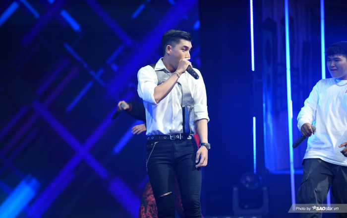 King Of Rap tập 5: HIEUTHUHAI khiến fan nữ gục ngã vì quá đẹp trai với chiếc áo sơ mi độc lạ Ảnh 2