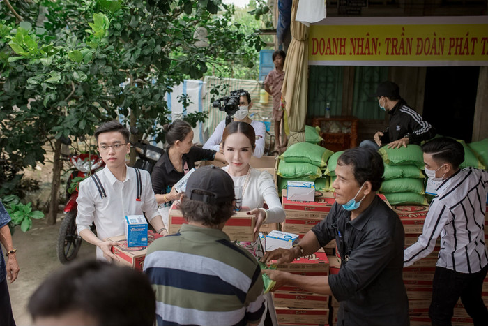 Người đẹp chuyển giới Trần Đoàn thực hiện chuyến đi thiện nguyện trong dịp lễ vu lan, mong muốn giúp người nghèo vượt qua dịch bệnh Ảnh 4