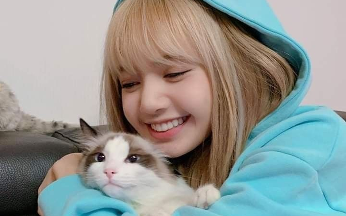 Ngắm nhìn loạt ảnh siêu dễ thương của Lisa (BLACKPINK) và bốn 'tiểu boss' Ảnh 2
