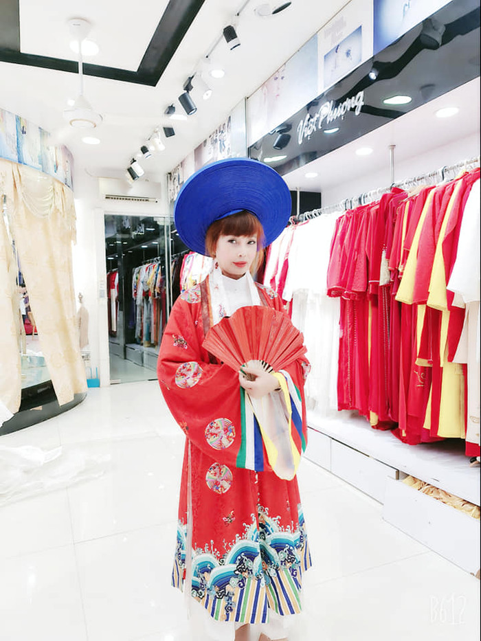 Để chọn ra mẫu váy ưng ý nhất, cô thu Sao không ngần ngại thử nhiều kiểu khác nhau