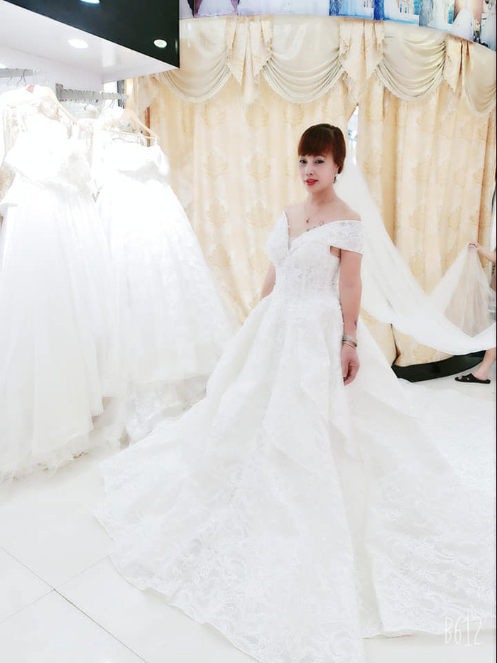 Cũng voan cài tóc, đuôi váy dài 2m chẳng kém cạnh ai