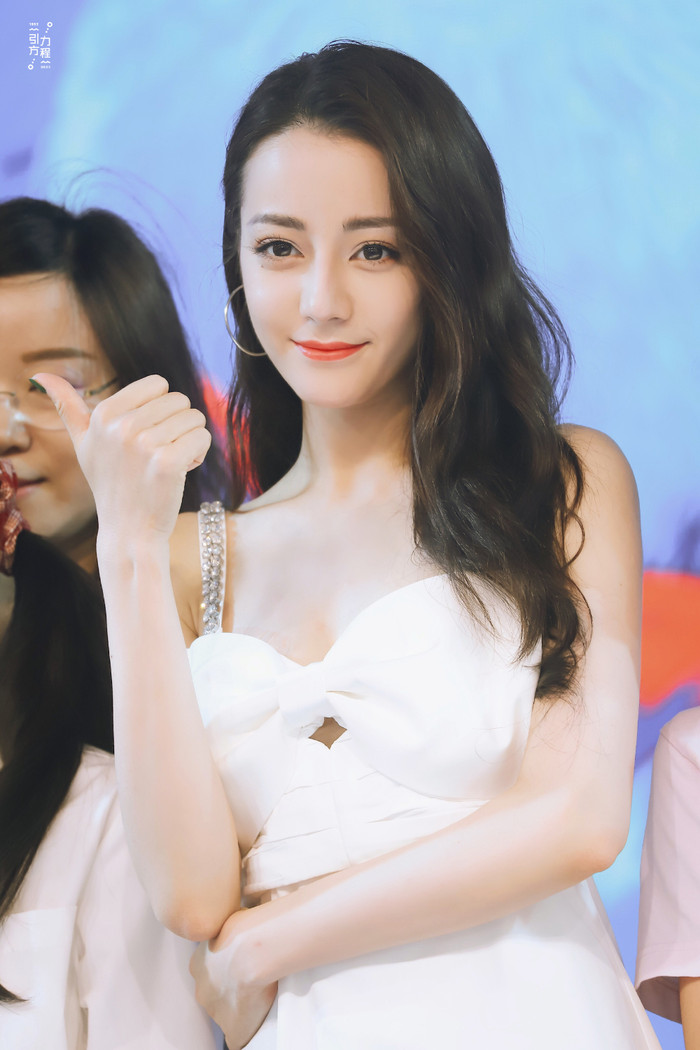 Kết quả bất ngờ khi lồng ghép gương mặt của Địch Lệ Nhiệt Ba và Triệu Lệ Dĩnh lại với nhau Ảnh 1