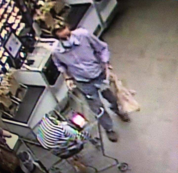 Nghi phạm thản nhiên đẩy giỏ xe hàng có đứa trẻ lúc mẹ của bé không chú ý.