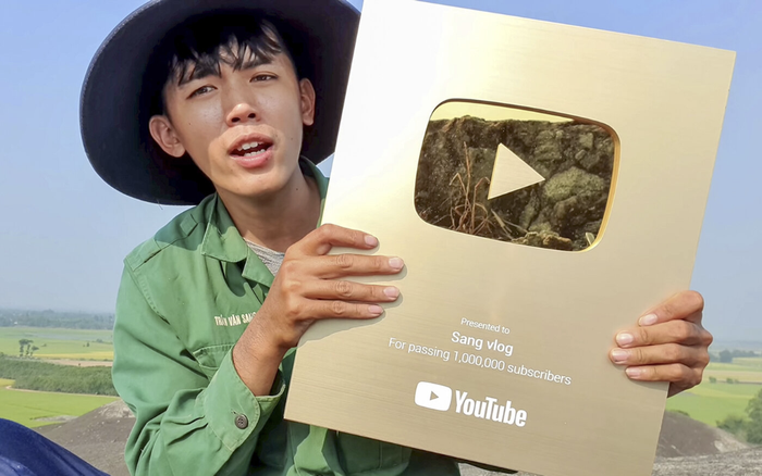 Sang Vlog lọt top 100 kênh có nhiều người đăng kí nhất Việt Nam sau 1 năm làm YouTube Ảnh 2