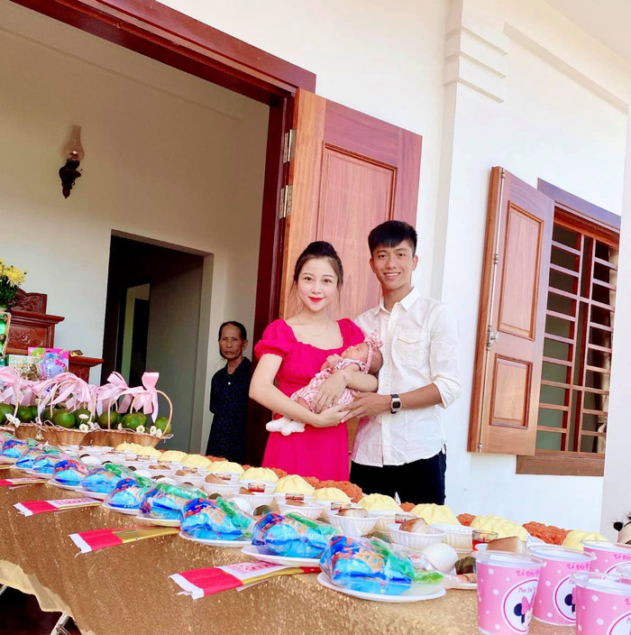 Vợ chồng Phan Văn Đức hạnh phúc trong tiệc mừng đầy tháng con gái Dâu Tây