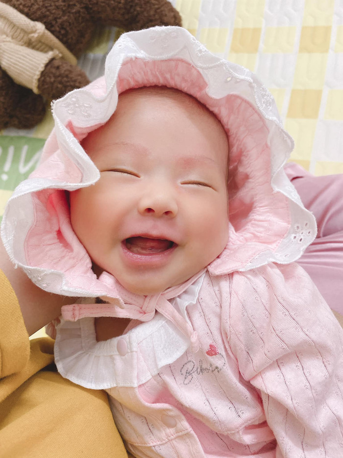 Loạt biểu cảm đáng yêu khó cưỡng của bé Dâu Tây