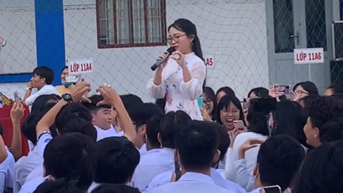 Phương Mỹ Chi tương tác với các bạn học sinh.