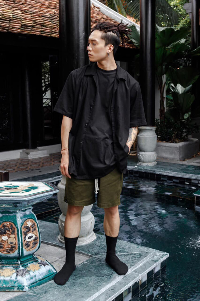 Kiểu tóc dreadlock của Dablo rất ăn ý với các set trang phục mà anh mặc 