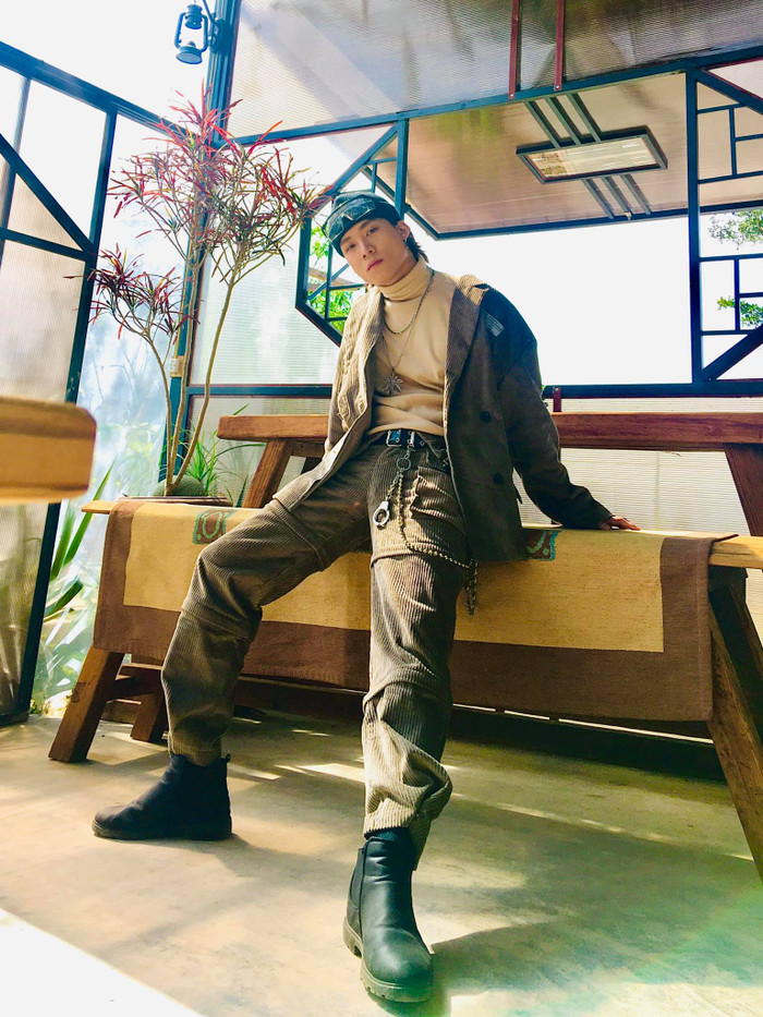 Bất kể trời nóng hay lạnh, Dablo đều chọn cho mình set đồ 'ton -sur -ton' từ trên xuống 