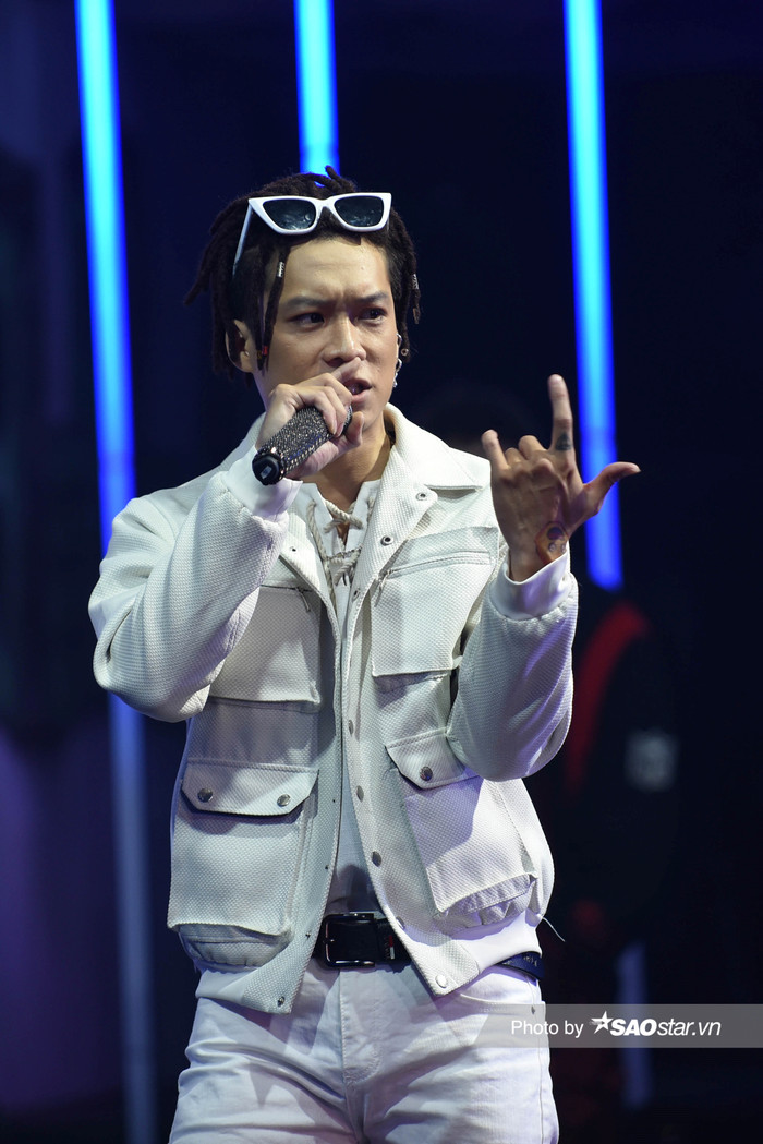 Diện cả set đồ trắng với kiểu áo khoác có những chiếc túi to vật, nhấn nhá thêm quả kính mát xuyệt tông trên mái tóc