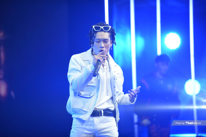 Gu thời trang của Dablo mỗi khi trình diễn trên sân khấu luôn bắt mắt người xem 