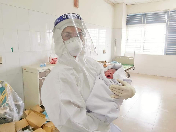 Bé trai chào đời trong niềm vui của bác sĩ, người thân.