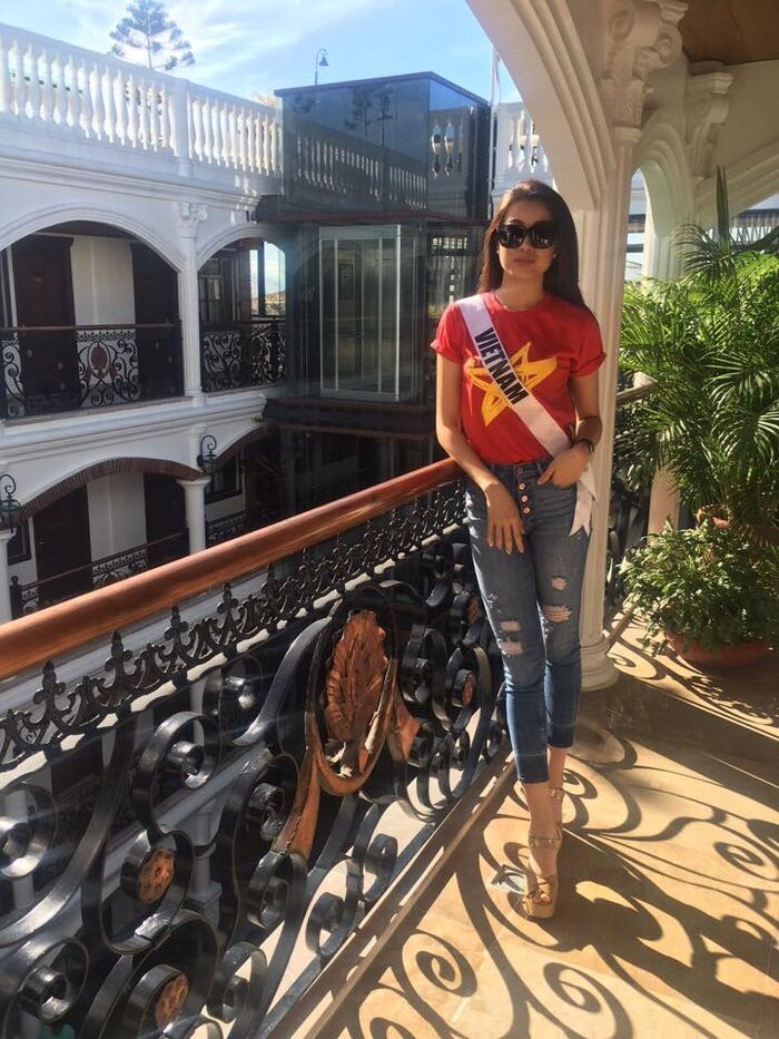 Đại diện Việt Nam lựa chọn cho mình trang phục đời thường trẻ trung, năng động với quần jeans và áo thun in hình cờ đỏ sao vàng vô cùng ý nghĩa.