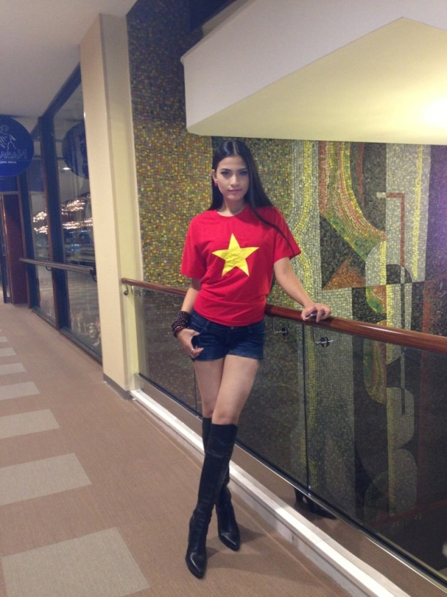 Trương Thị May thể hiện niềm tự tôn dân tộc khi khoác lê mình chiếc áo in hình quốc kỳ rất đỗi thiêng liêng.