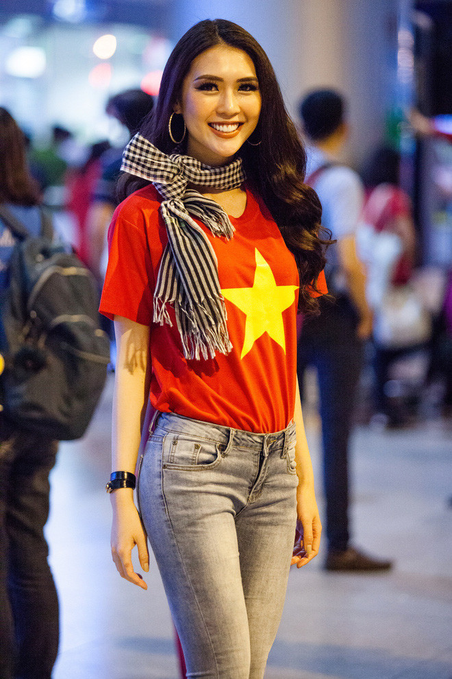 Người đẹp nổi bật giữa sân bay bởi nụ cười tươi và khuôn mặt rạng rỡ, mặc dù chuyến bay của cô bị hủy, cô phải mất gần 2 ngày trời mới trở về được Việt Nam từ Ai Cập. Bên cạnh đó Tường Linh còn thắt thêm chiếc khăn rằn đậm chất Nam bộ.