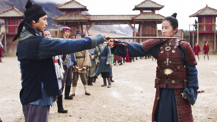 Review 'Mulan': Phiên bản chuyển thể mang đậm dấu ấn sử thi, Lưu Diệc Phi chiến đấu 'ngầu đét' như trong phim kiếm hiệp năm nào Ảnh 4