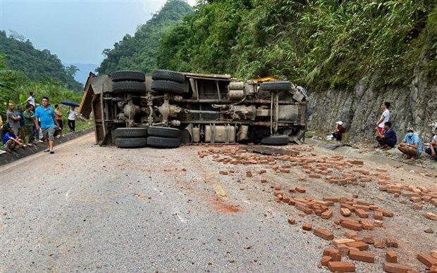 Ô tô chở gạch lật khi đổ đèo khiến tài xế tử vong Ảnh 2