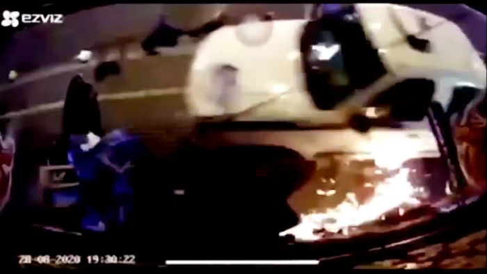 Cú tông cực mạnh của ô tô bán tải vào trụ điện khiến lửa tóe ra, sáng cả một khu vực. Ảnh cắt từ clip