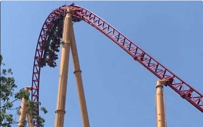 Đang lên tới đỉnh thì gặp sự cố, 20 du khách bị treo ngược trên tàu siêu tốc hơn 1 giờ Ảnh 2