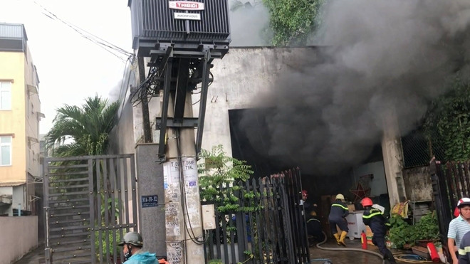 Đám cháy bùng phát tại căn nhà làm kho chứa phụ tùng ô tô. Ảnh: Công an nhân dân