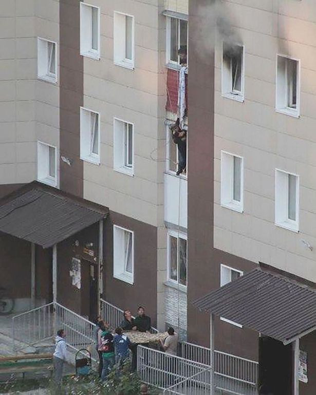 Chị Lyubov sau đó leo xuống  bằng dây thừng.