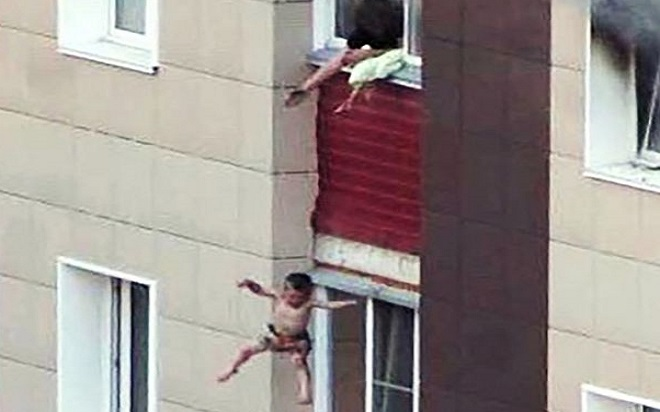 Tỉnh dậy thấy bị lửa lớn bao vây, mẹ đánh liều thả 2 con xuống từ tầng 3 để thoát thân Ảnh 2