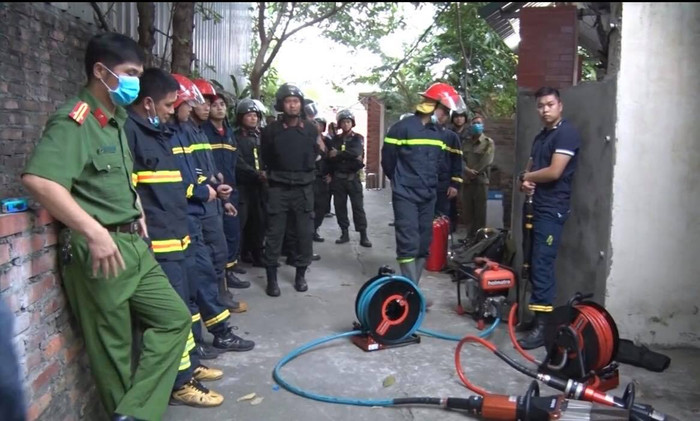 Nhiều đơn vị đã có mặt tại hiện trường, kêu gọi yêu cầu đối tượng Kiên mở cửa