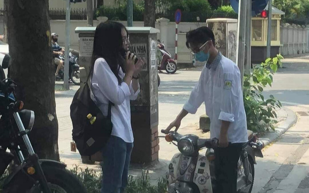 Nam sinh 'số nhọ' nhất mùa khai giảng năm nay: Hào hứng chở bạn gái đến trường dự lễ và cái kết sau đó khiến CĐM không thể nhịn cười Ảnh 2