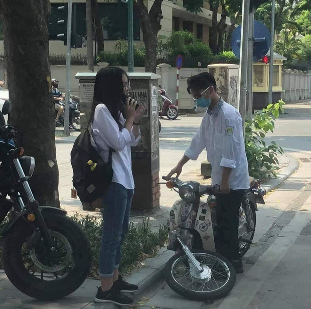 Sự cố bất ngờ khiến hai cô cậu học trò 'đứng hình'. Ảnh: Facebook