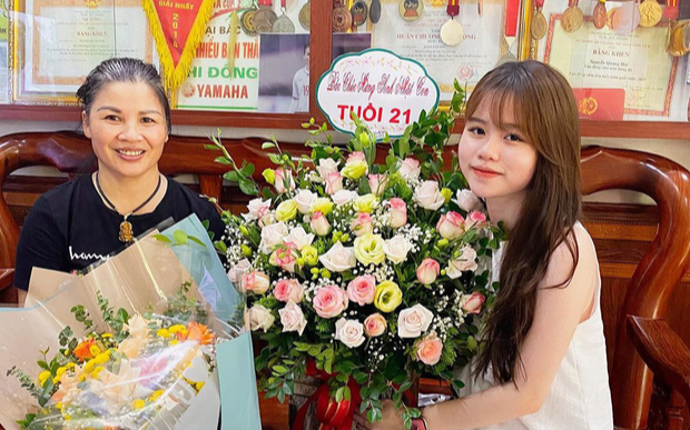 Huỳnh Anh khoe được mẹ Quang Hải tặng hoa mừng sinh nhật, khẳng định mối quan hệ cực tốt với bạn trai Ảnh 2