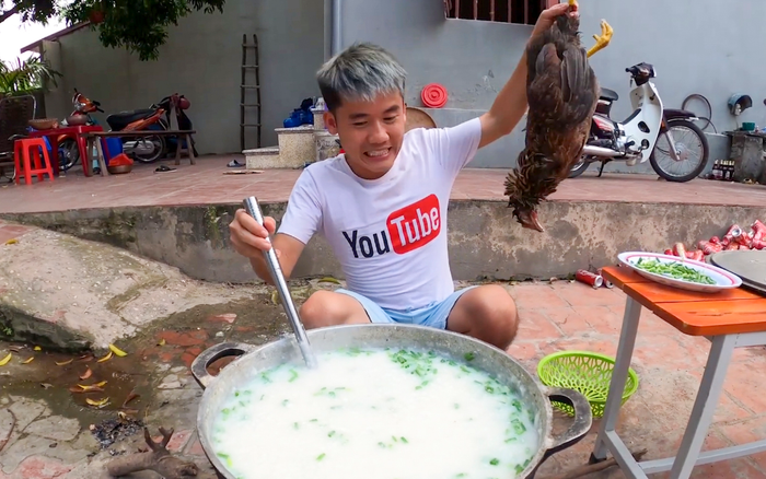 Con trai bà Tân Vlog bị phản ứng gay gắt vì luộc gà nguyên lông, đã mất vệ sinh lại lãng phí Ảnh 2