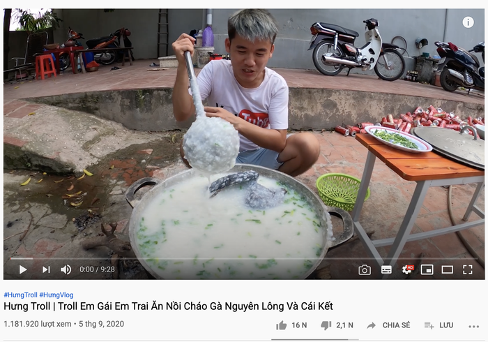 Hưng Vlog mới đây khiến nhiều người ngán ngẩm khi nấu cháo với gà nguyên lông, gây mất vệ sinh và lãng phí thức ăn. (Ảnh chụp màn hình)