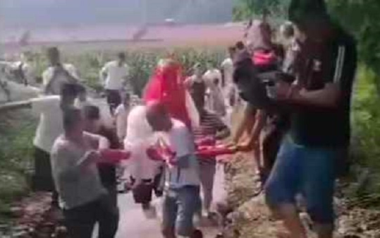 Không thể đi xe cưới vì mưa lớn, chú rể làm 'kiệu' 8 người khiêng rước cô dâu về nhà Ảnh 2