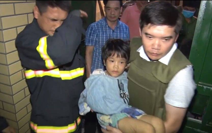 Vụ bé gái bị bố đẻ đánh đập, bạo hành nhiều ngày ở Bắc Ninh: Mẹ mất từ cuối năm ngoái, bà nội và hàng xóm không dám đụng đến do bị đe dọa tính mạng Ảnh 2