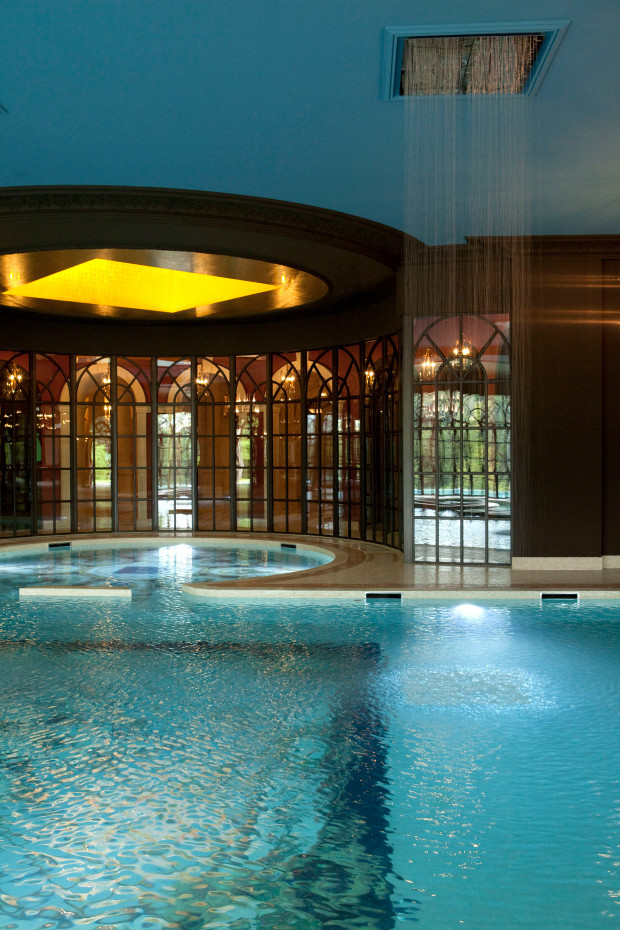 Lâu đài có bể bơi rộng rãi.