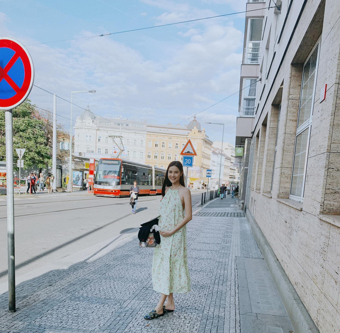 Đăng ảnh 'sống ảo' ở trời Tây nhưng nhan sắc 'bà bầu' Kỳ Hân mới là điều gây chú ý Ảnh 2