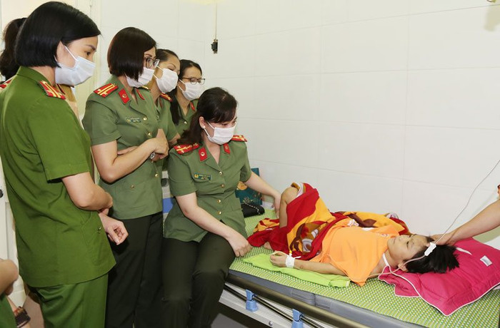 Hội phụ nữ Công an tỉnh Bắc Ninh đã đến viện thăm và tặng quà cho cháu bé