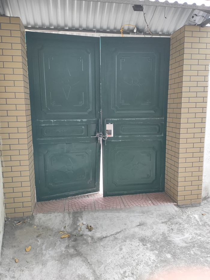 Trước cửa nhà, người bố vô nhân tính này còn lắp camera để tránh sự can thiệp của hàng xóm