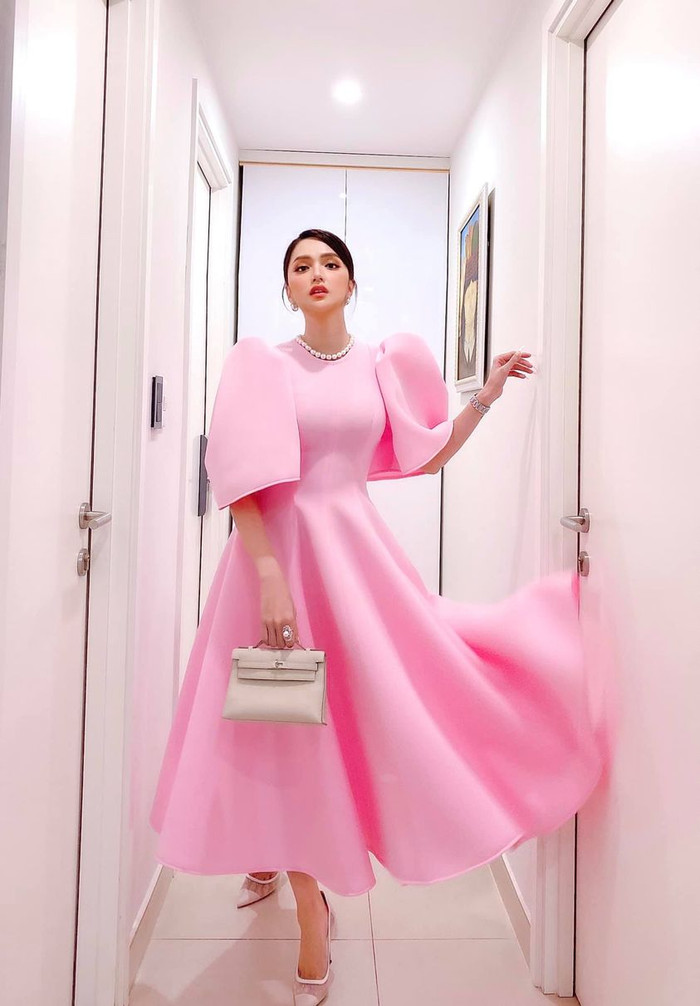 Với tông hồng ngọt ngào, phom dáng đơn giản nhưng cực kỳ ấn tượng, Hương Giang nhanh chóng khiến khán giả chẳng thể rời mắt bởi vẻ đẹp nên thơ, sang trọng. 