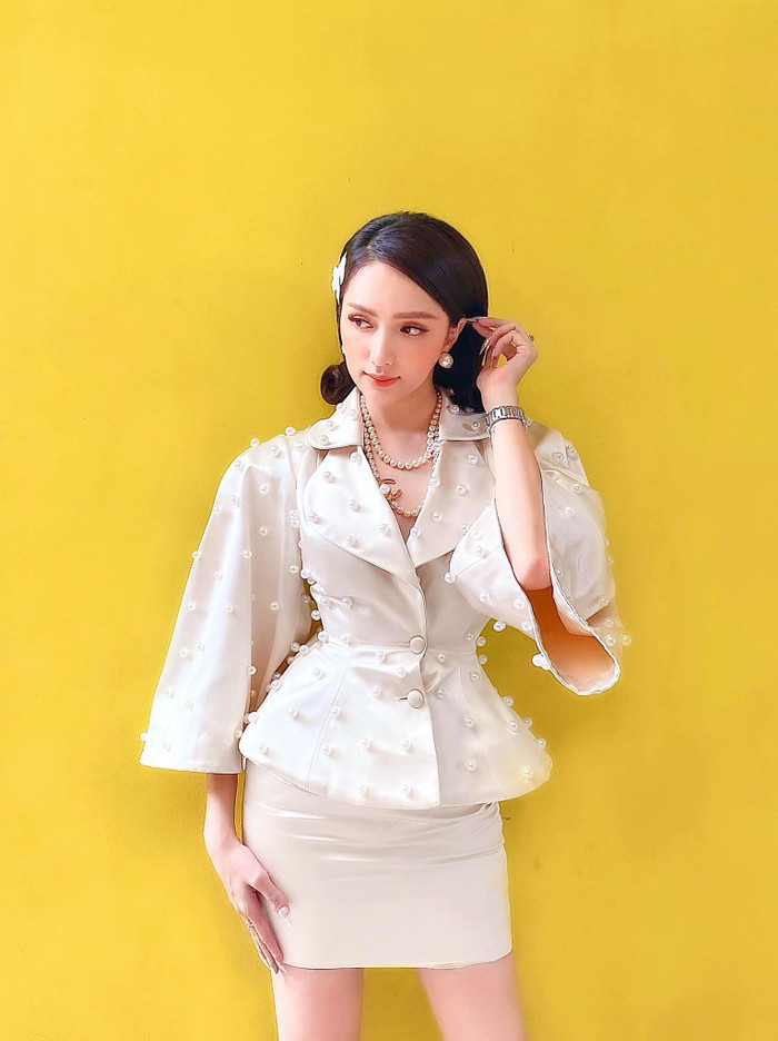 Cách làm tóc uốn phồng lọn, lối trang điểm và phục sức cực kỳ hài hòa, tạo nên vẻ ngoài phù hợp, khiến người đối diện khó lòng rời mắt. 