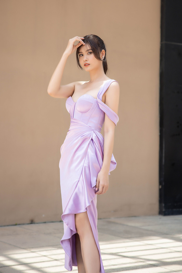 Trương Quỳnh Anh đẹp nhẹ nhàng cùng mẫu đầm chất liệu bóng mờ, các đường cắt, cấu trúc và xếp nếp vải tinh tế tạo nên chiều sâu cho thiết kế. 