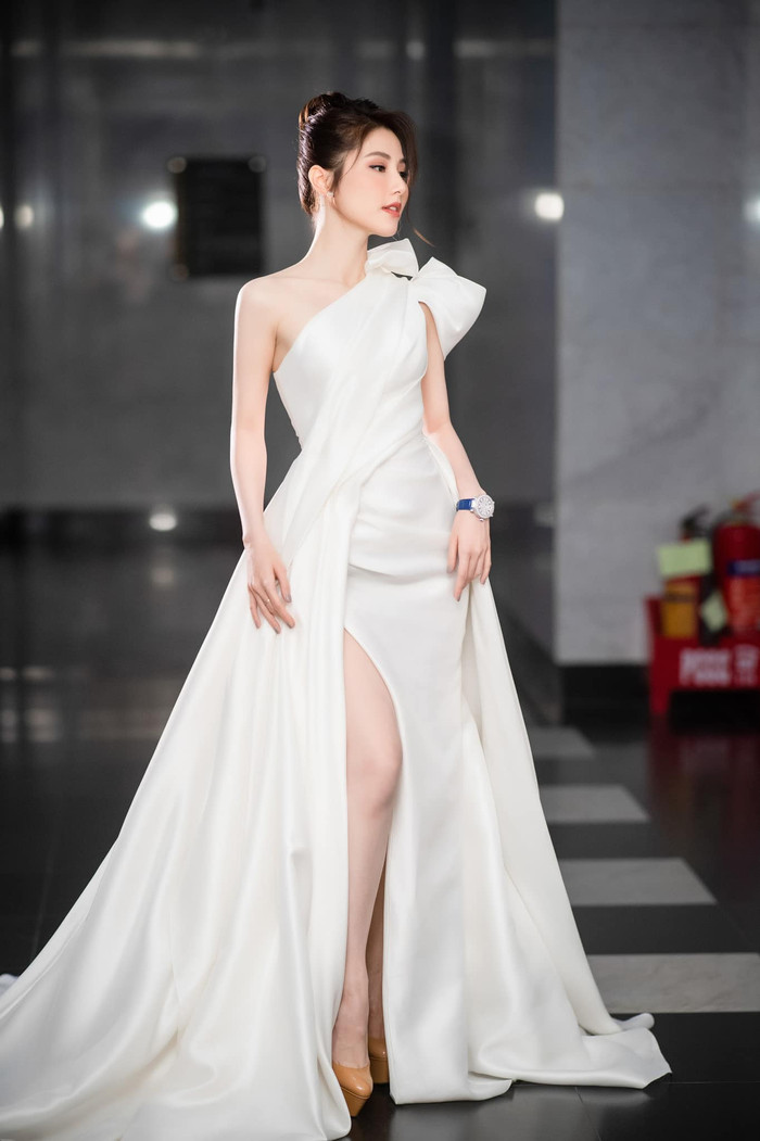 Lâu lắm mới tái xuất tại một sự kiện, Diễm My 9X đẹp mơ màng với mẫu đầm trắng nhẹ nhàng, thanh tân có đường xẻ cao khoe đôi chân dài miên man.